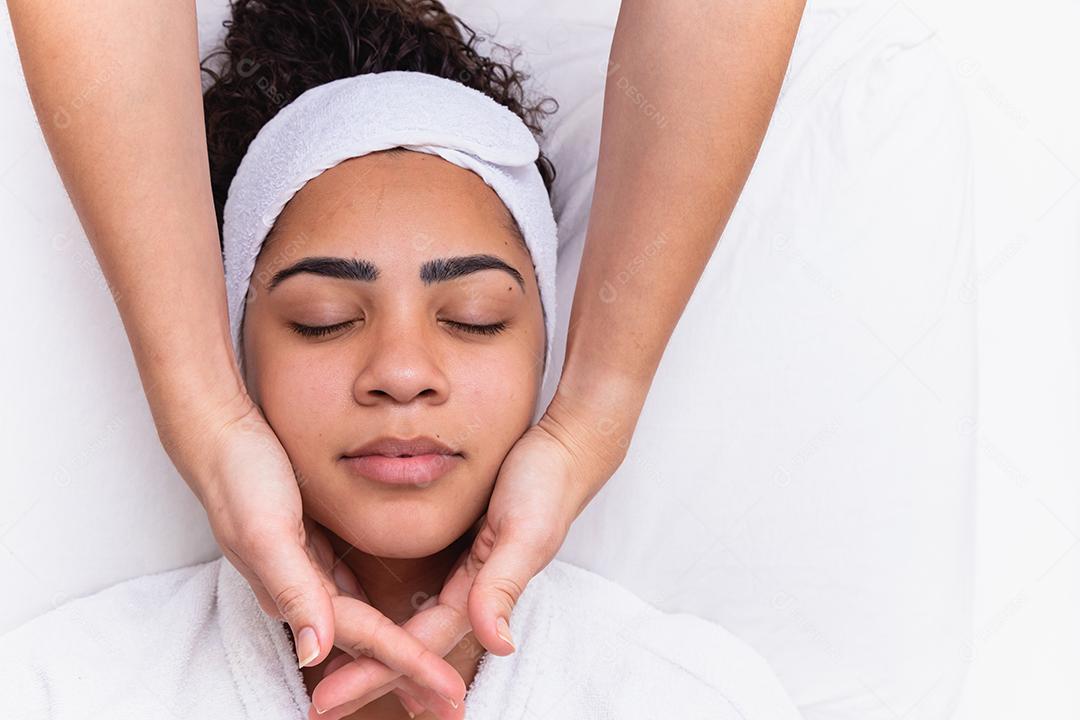 Jovem mulher com sobrancelhas grossas e pele perfeita em fundo branco, conceito de foto de beleza, cuidados com a pele