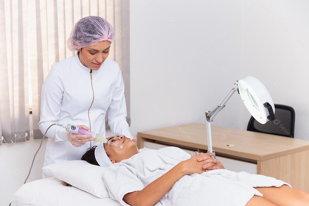 Jovem mulher com sobrancelhas grossas e pele perfeita em fundo branco, conceito de foto de beleza, cuidados com a pele