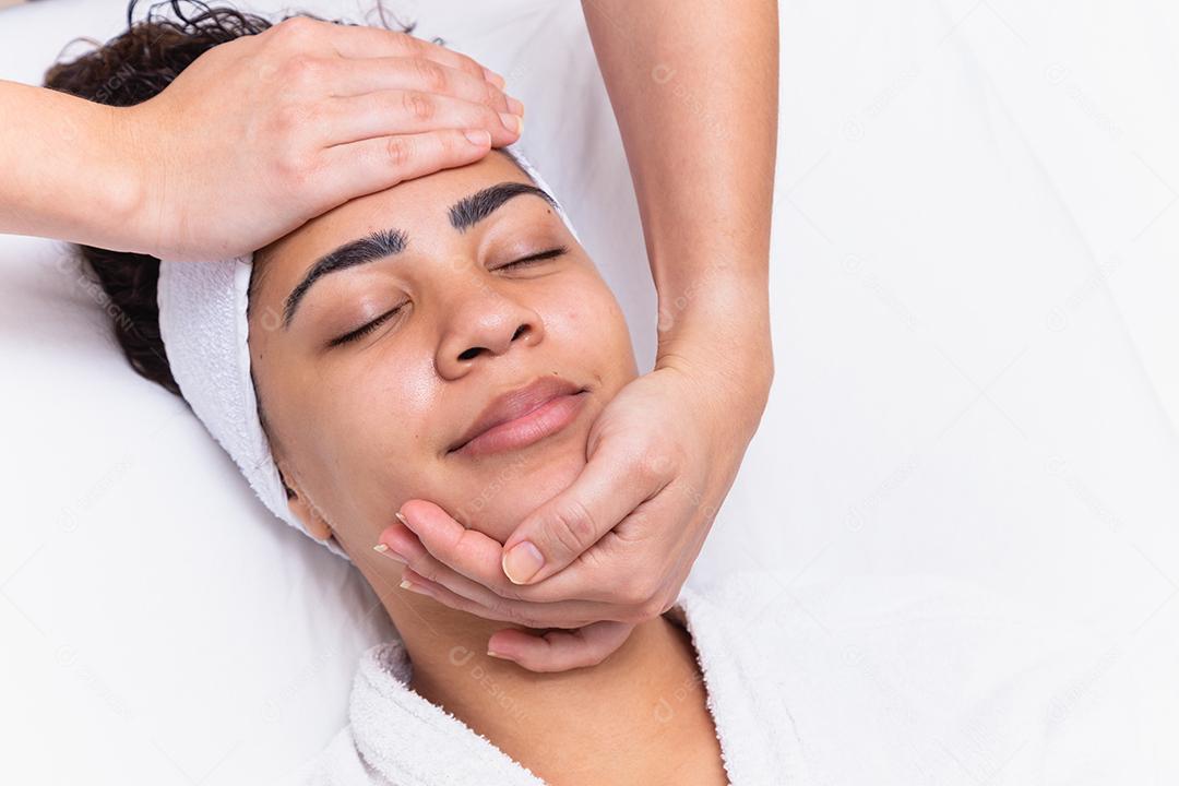 Mulher fazendo tratamento de massagem em salão de estética