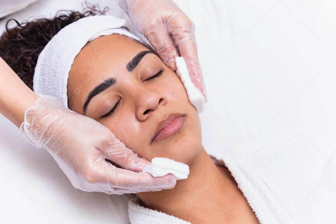 Mulher fazendo tratamento de massagem em salão de estética