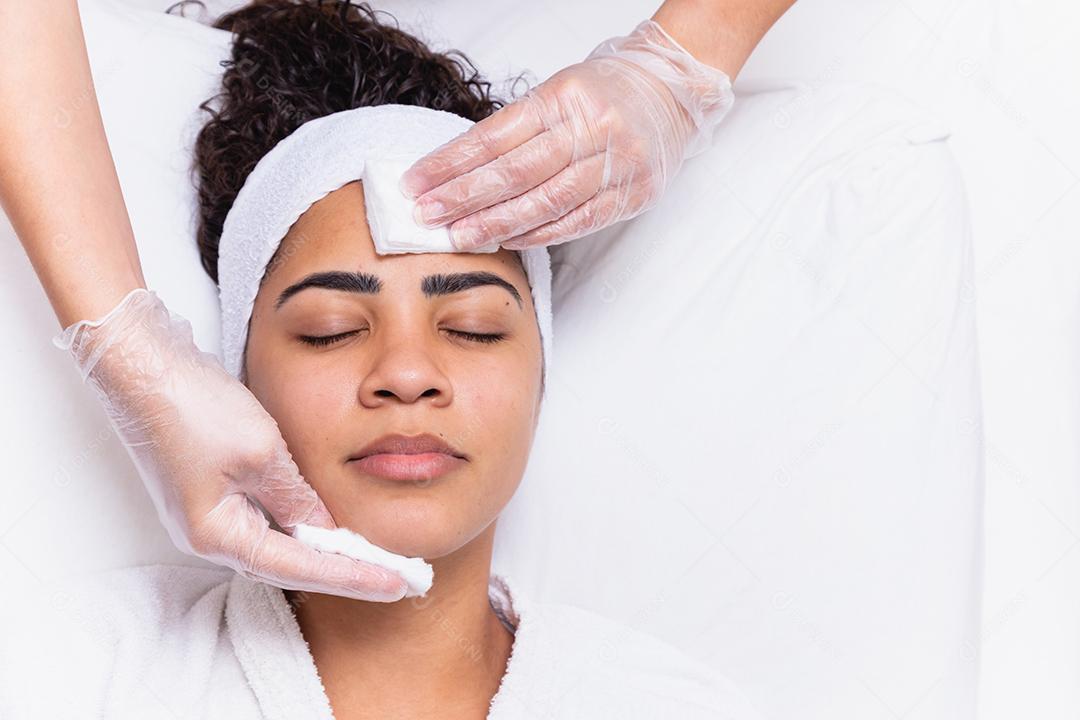 Mulher fazendo tratamento de massagem em salão de estética