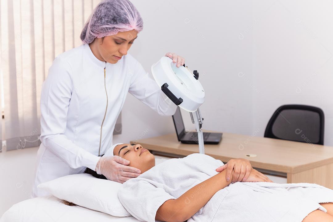 Mulher fazendo tratamento de massagem em salão de estética