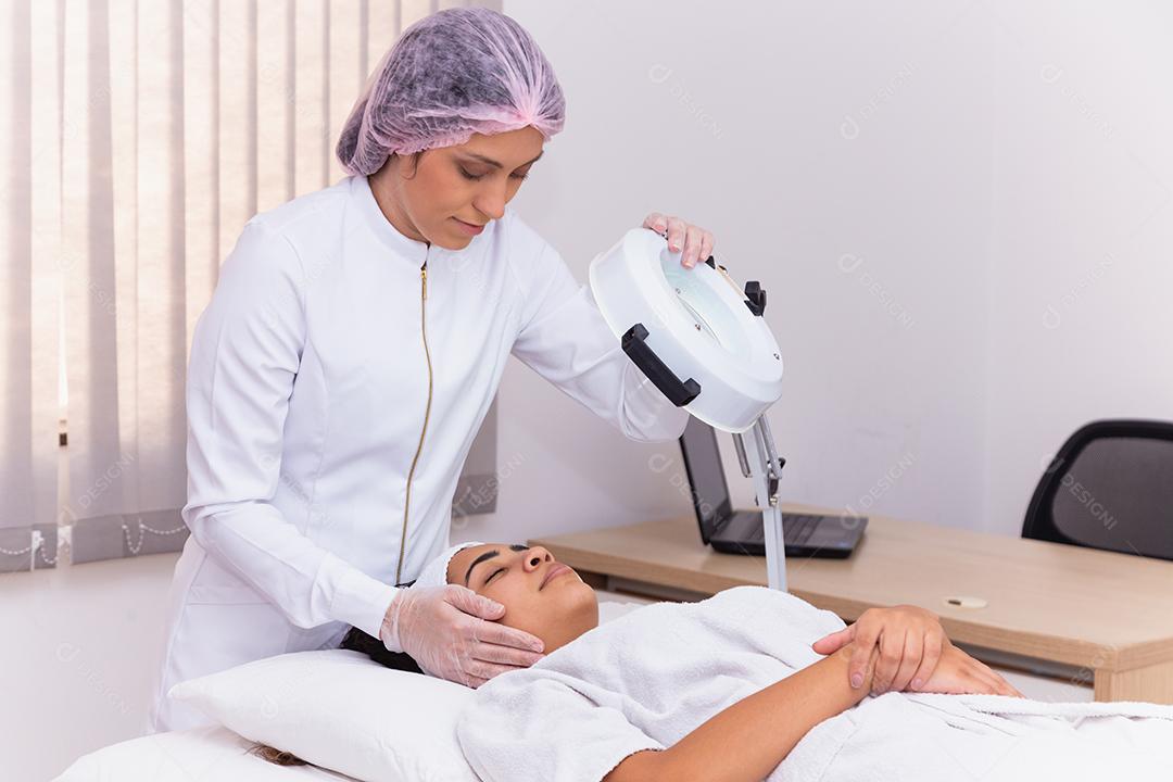 Mulher fazendo tratamento de massagem em salão de estética