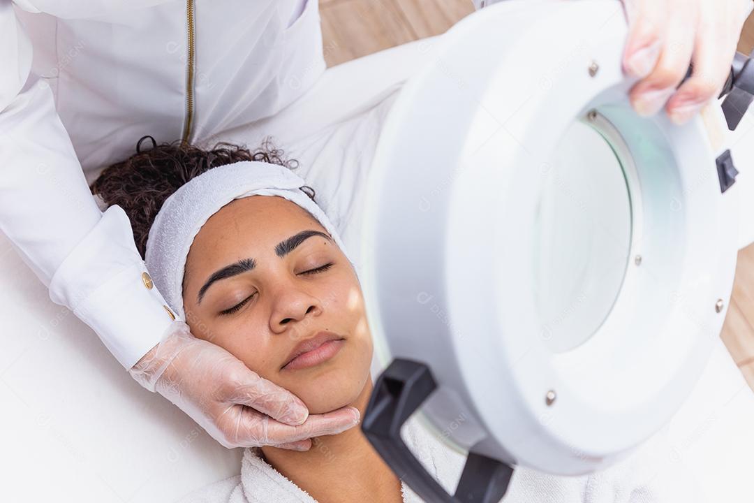 Mulher fazendo tratamento de massagem em salão de estética