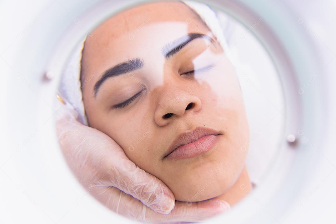 Mulher fazendo tratamento de massagem em salão de estética