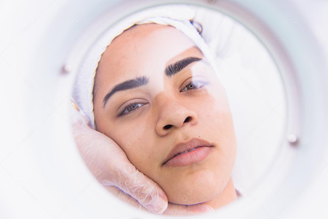 Mulher fazendo tratamento de massagem em salão de estética