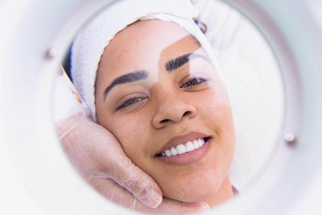 Mulher fazendo tratamento de massagem em salão de estética