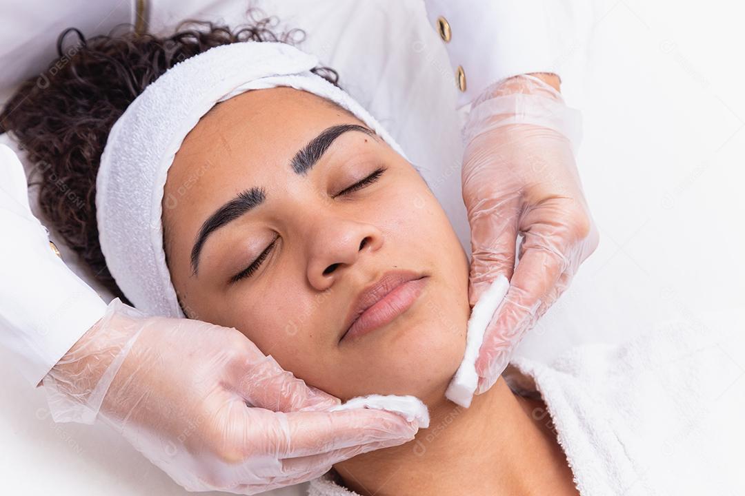 Mulher fazendo tratamento de massagem em salão de estética