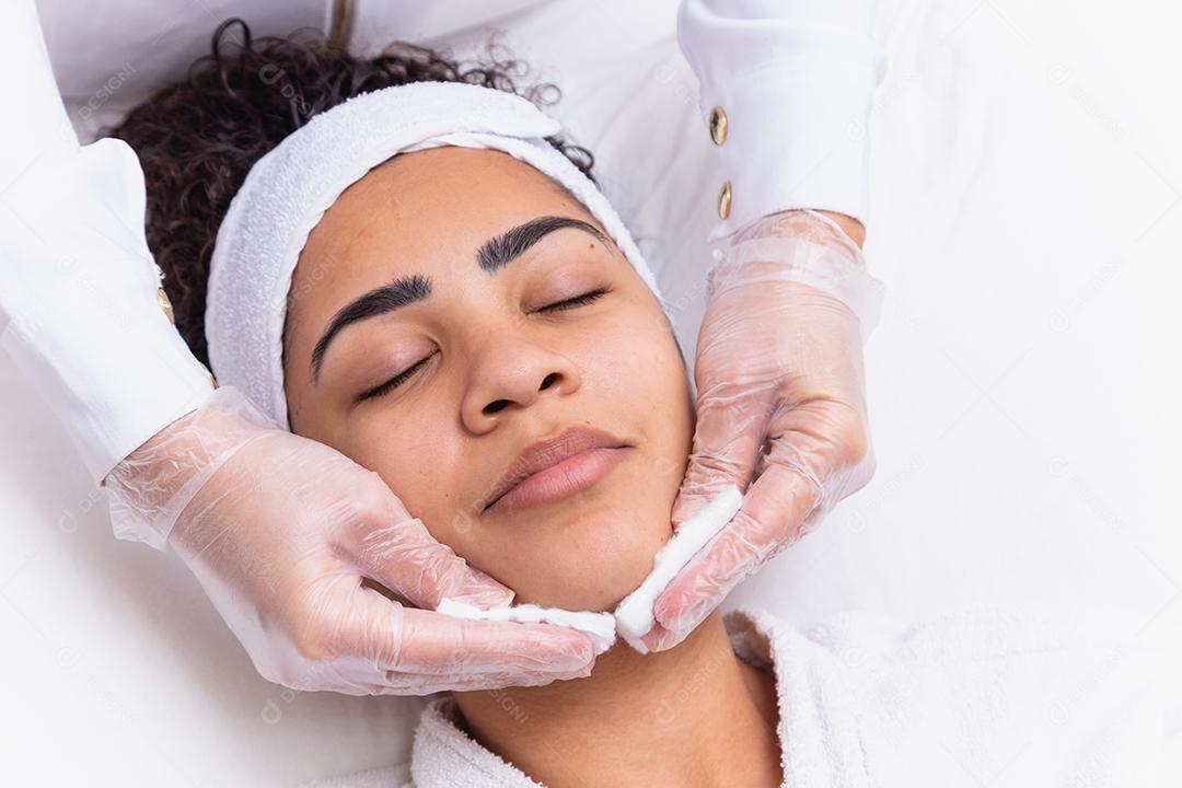 Mulher fazendo tratamento de massagem em salão de estética