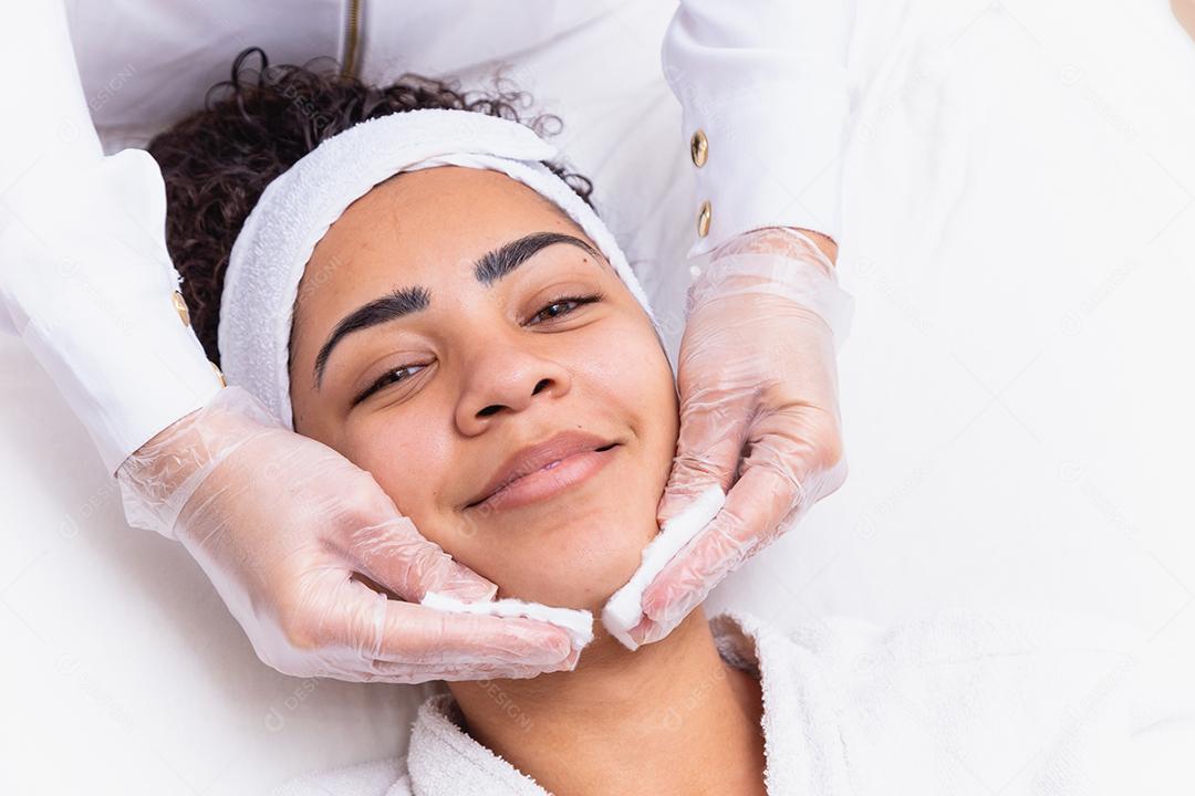 Mulher fazendo tratamento de massagem em salão de estética