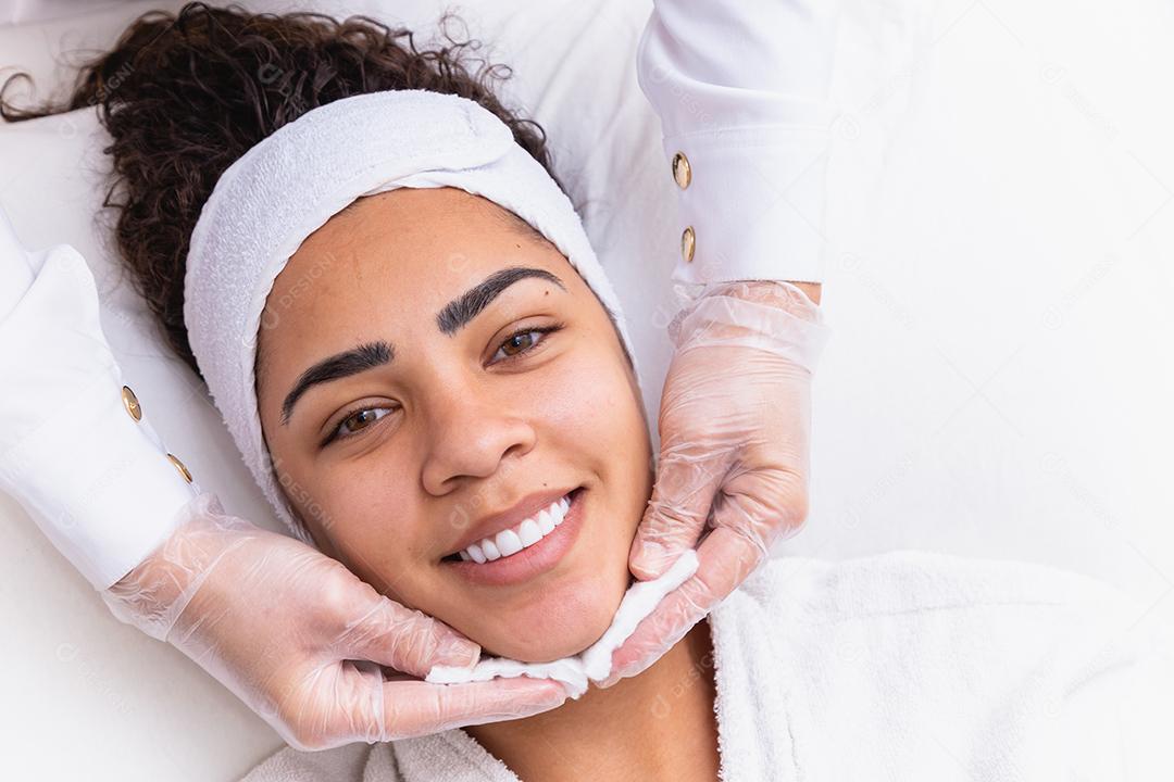 Mulher fazendo tratamento de massagem em salão de estética