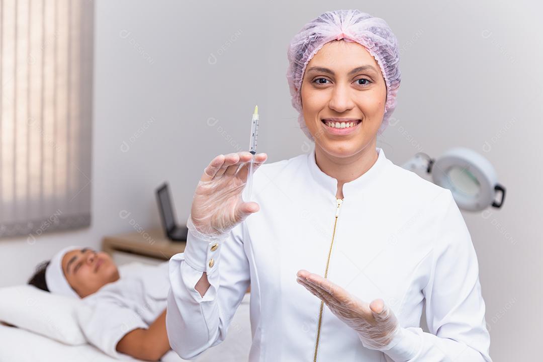 mulher aplicando ácido hialurônico no rosto. Esteticista segurando