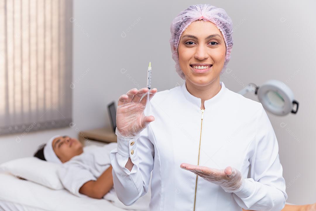 mulher aplicando ácido hialurônico no rosto. Esteticista segurando