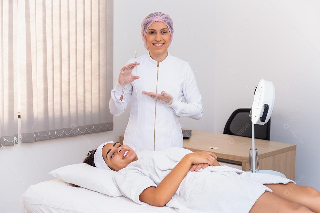 mulher aplicando ácido hialurônico no rosto. Esteticista segurando