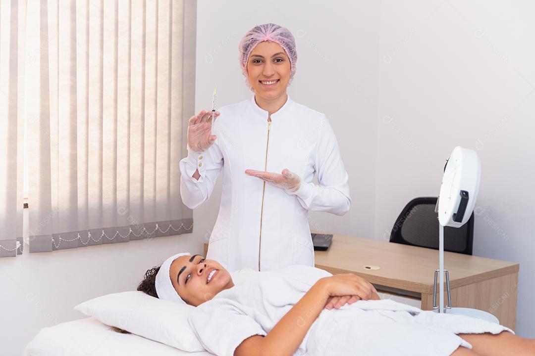 mulher aplicando ácido hialurônico no rosto. Esteticista segurando