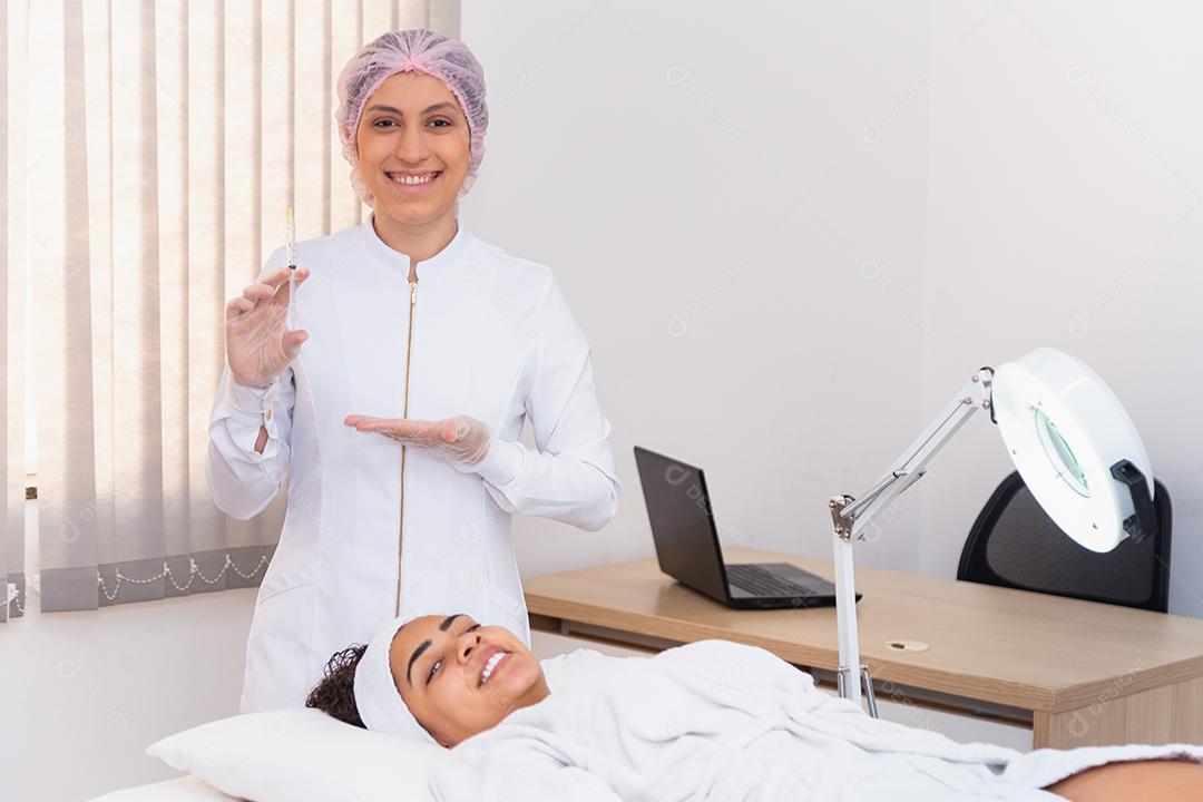 mulher aplicando ácido hialurônico no rosto. Esteticista segurando