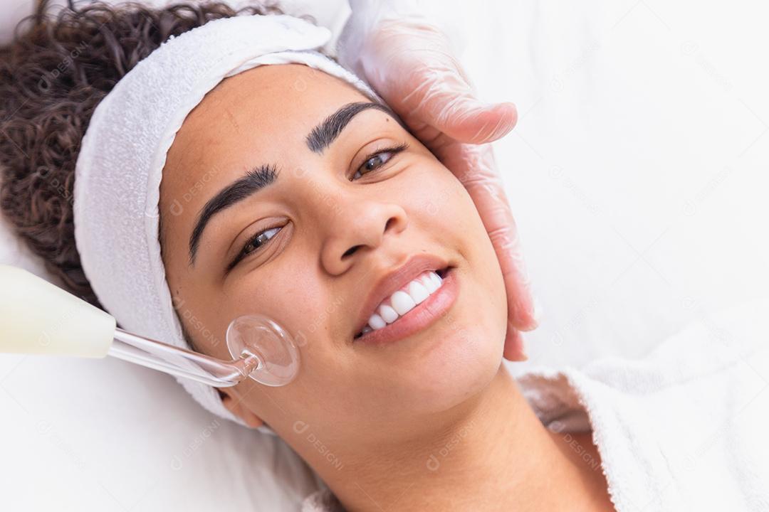 Aparelho de cosmetologia Darsonval. Procedimento de limpeza facial. Salão