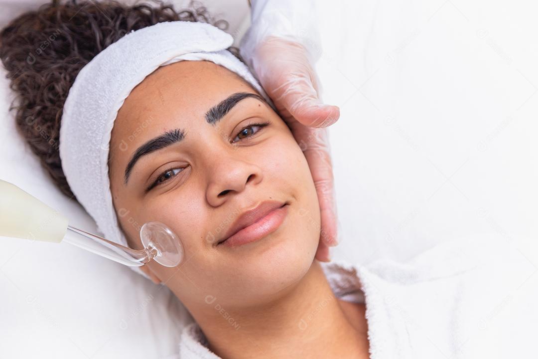 Aparelho de cosmetologia Darsonval. Procedimento de limpeza facial. Salão