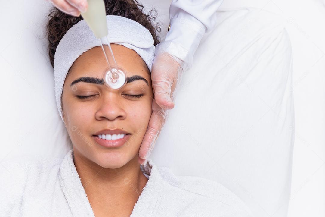 Aparelho de cosmetologia Darsonval. Procedimento de limpeza facial. Tratamento de pele de salão. Hardware