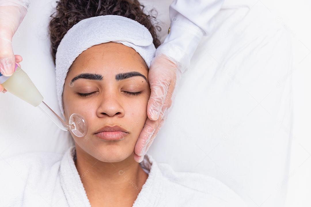 Aparelho de cosmetologia Darsonval. Procedimento de limpeza facial. Tratamento de pele de salão. Hardware
