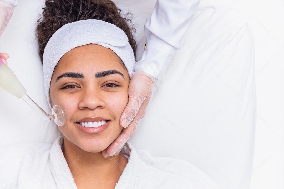 Aparelho de cosmetologia Darsonval. Procedimento de limpeza facial. Tratamento de pele de salão. Hardware