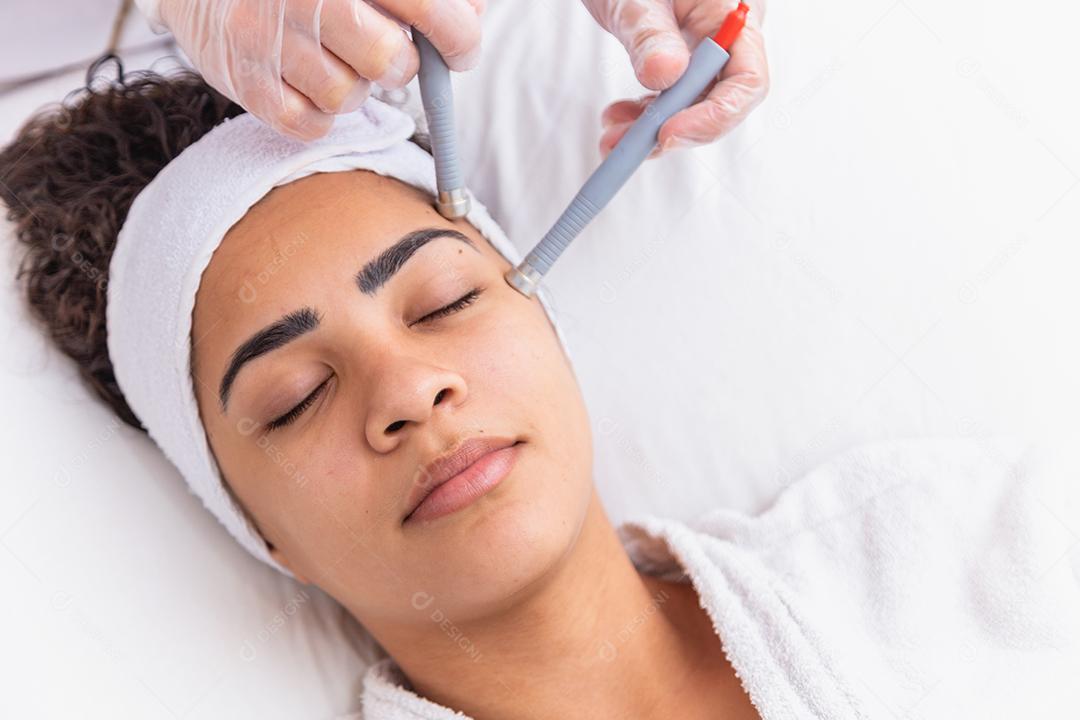 Aparelho de cosmetologia Darsonval. Procedimento de limpeza facial. Tratamento de pele de salão. Hardware