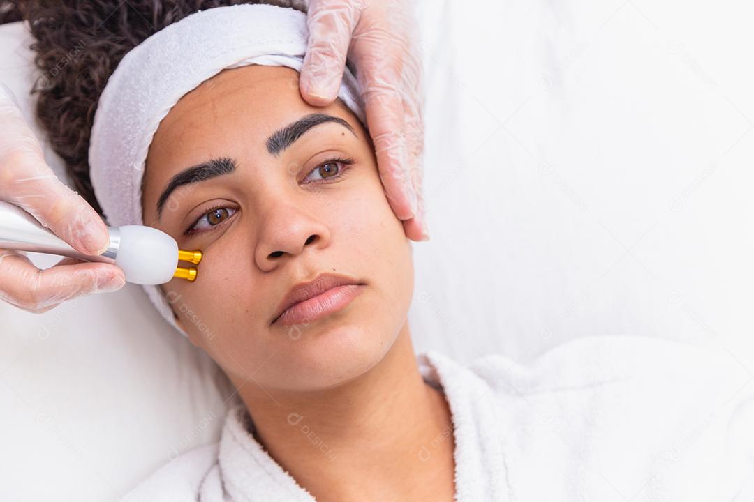 mulher aplicando jato de plasma no rosto