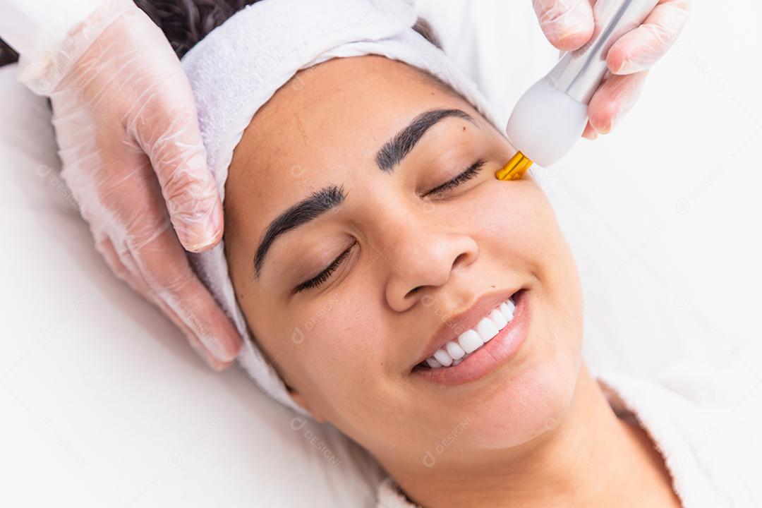 mulher aplicando jato de plasma no rosto