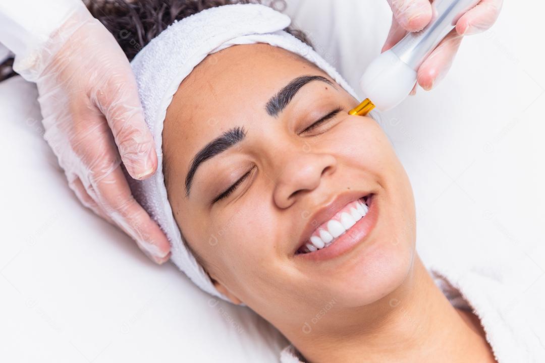 mulher aplicando jato de plasma no rosto