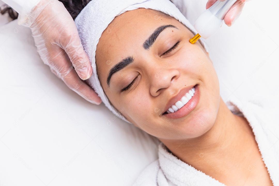 mulher aplicando jato de plasma no rosto