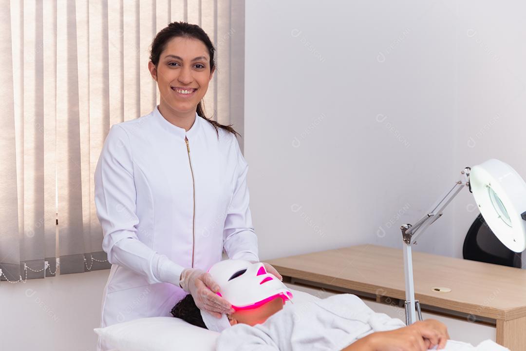 Máscara facial de terapia fotodinâmica no rosto da mulher