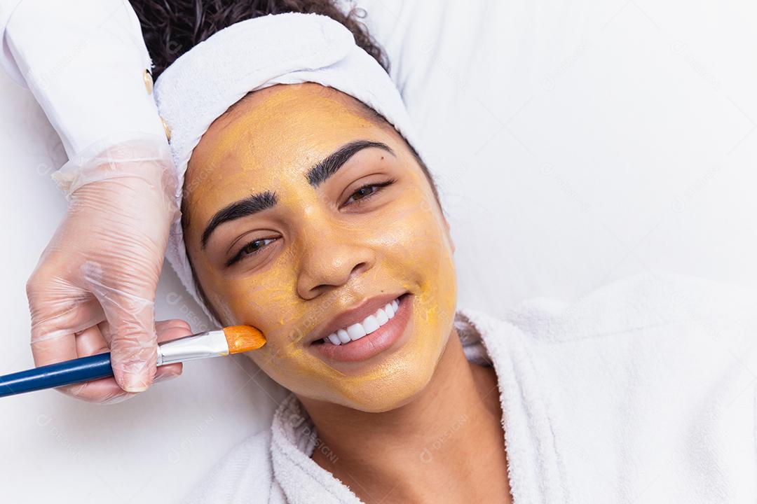 mulher está deitada no consultório do cosmetologista sobre o procedimento de hidratação do rosto