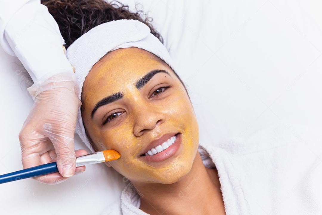 mulher está deitada no consultório do cosmetologista sobre o procedimento de hidratação do rosto