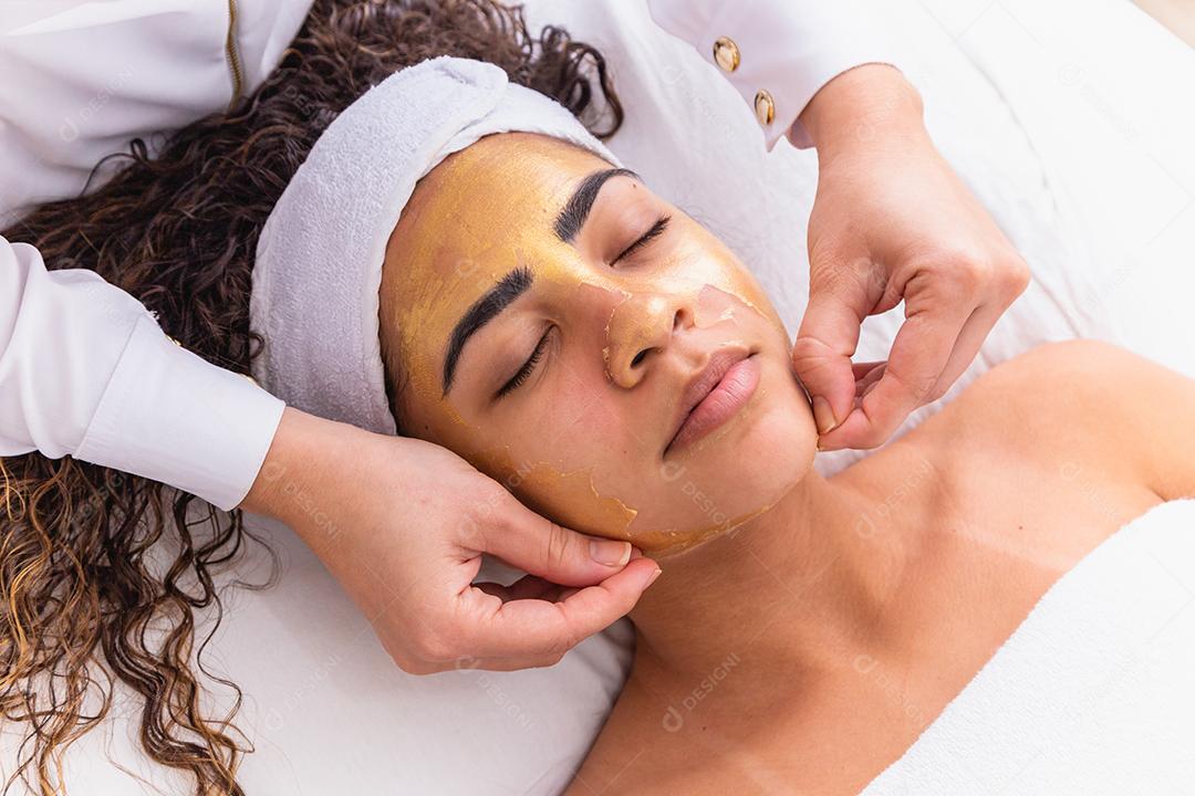 esteticista removendo máscara de esfoliação facial