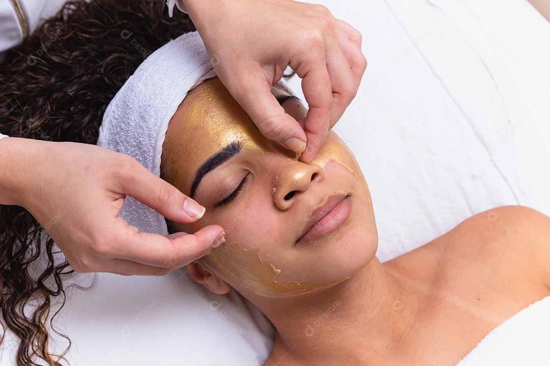 esteticista removendo máscara de esfoliação facial
