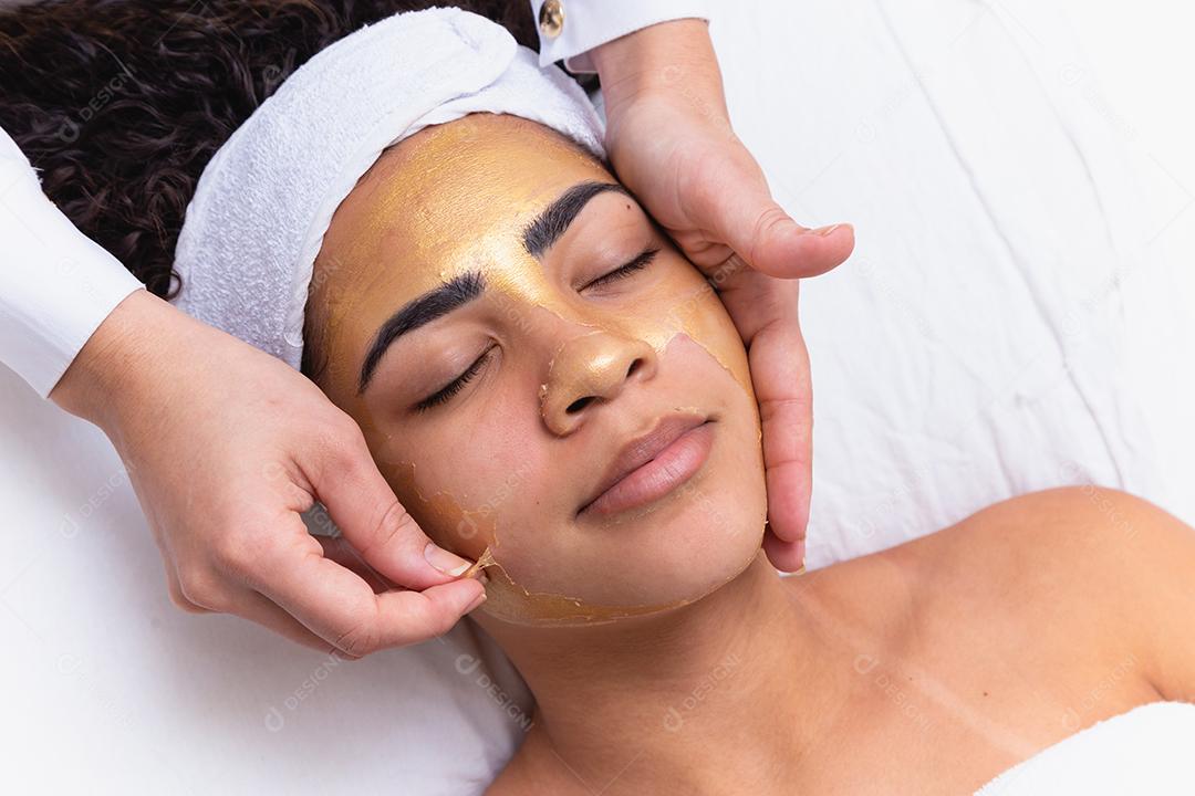 esteticista removendo máscara de esfoliação facial