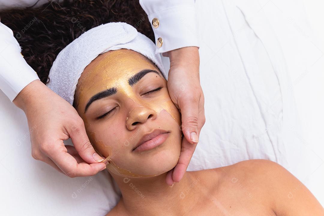 esteticista removendo máscara de esfoliação facial