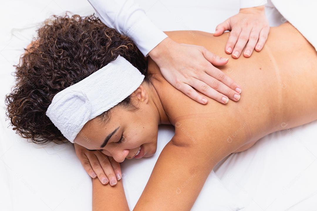 jovem fazendo massagem no spa