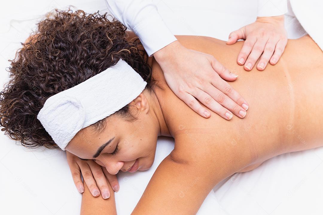 jovem fazendo massagem no spa