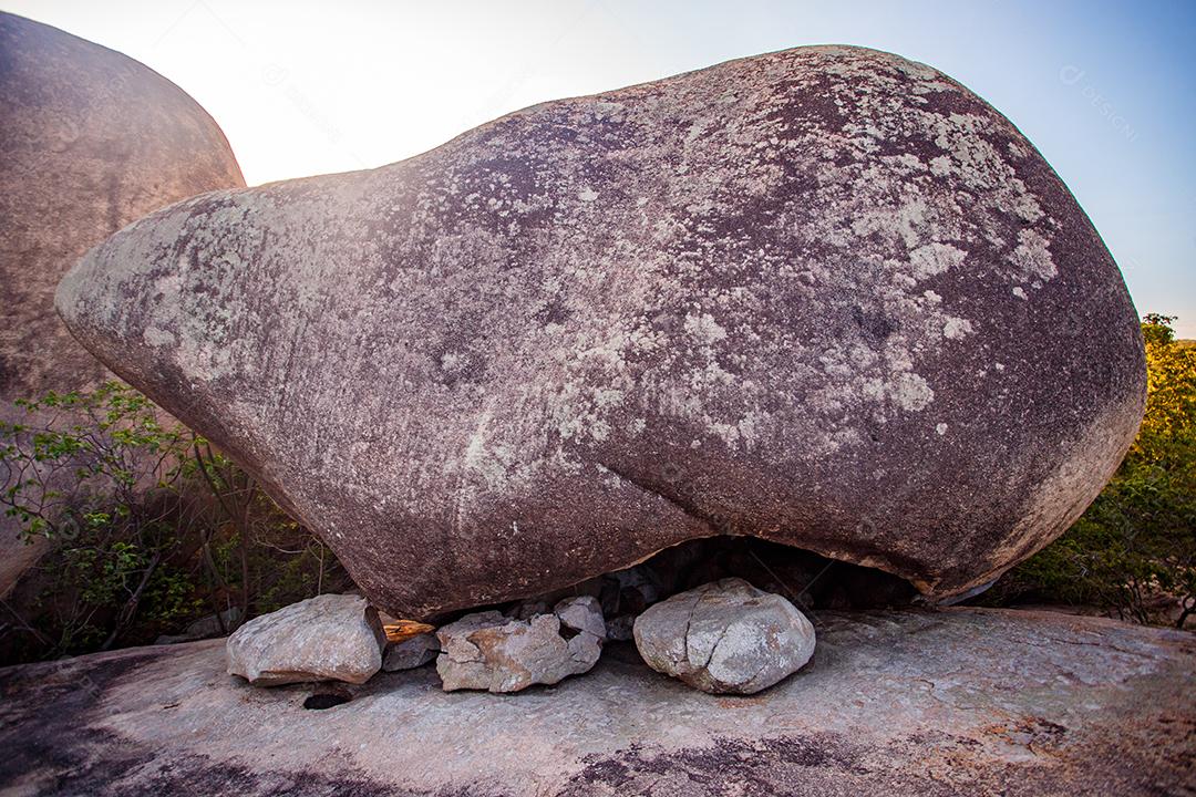 foto de um geoparque com pedras em geoformas. geografia
