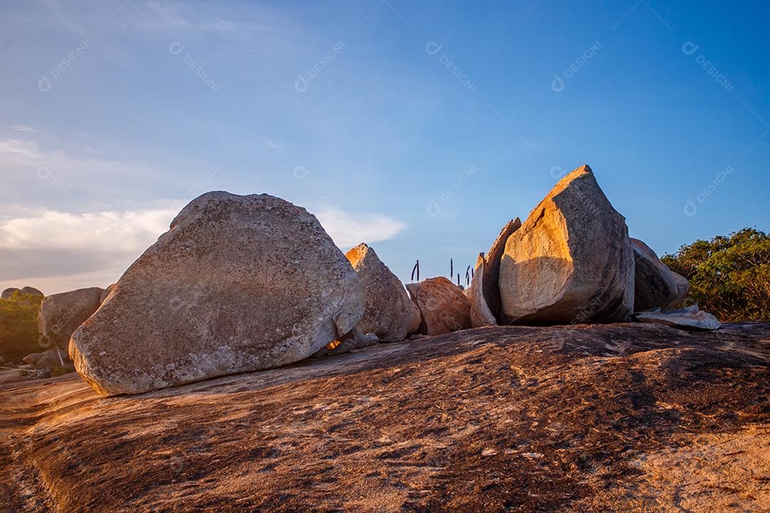 foto de um geoparque com pedras em geoformas. geografia