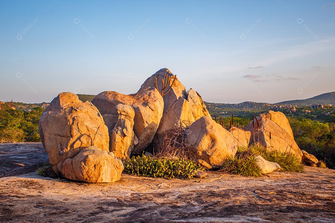 pedras rochas geoformas sobre dia ensolarado fotos imagem