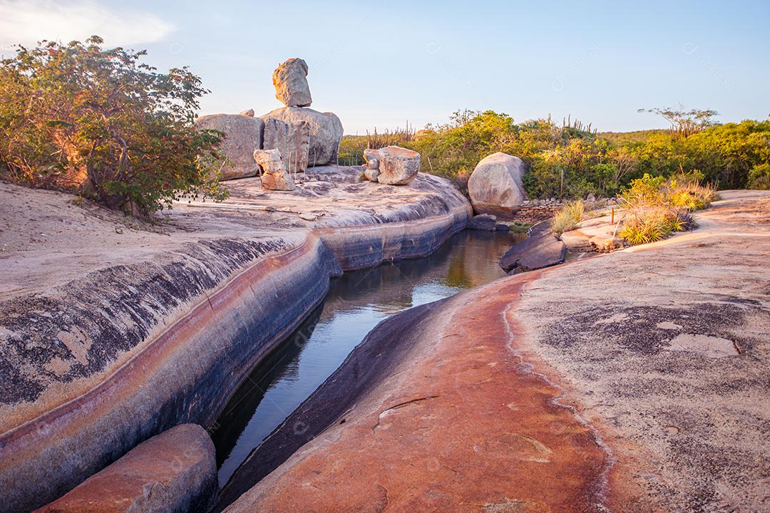 foto de um geoparque com pedras em geoformas. geografia