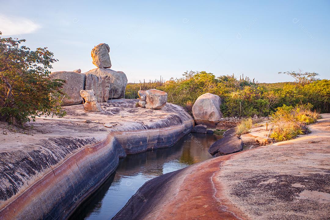foto de um geoparque com pedras em geoformas. geografia