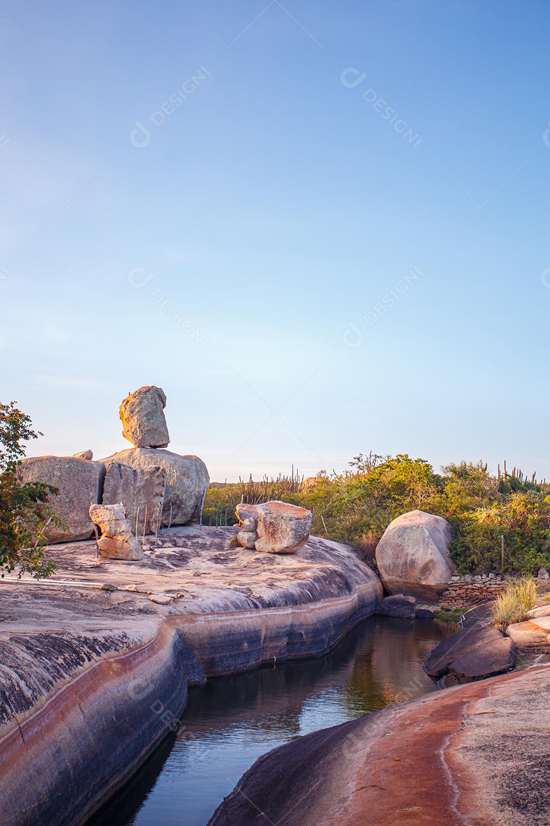 pedras rochas geoformas sobre dia ensolarado fotos imagem