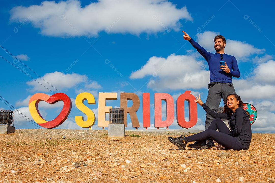 Serido, Rio Grande do Norte, Brasil - 12 de março de 2021: Eu amo a mensagem de Serido em português no Brasil com pessoas