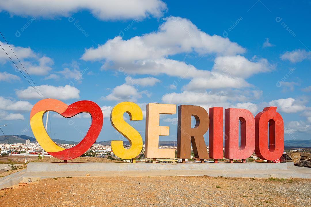 Serido, Rio Grande do Norte, Brasil - 12 de março de 2021: Eu amo a mensagem de Serido em português no Brasil com pessoas