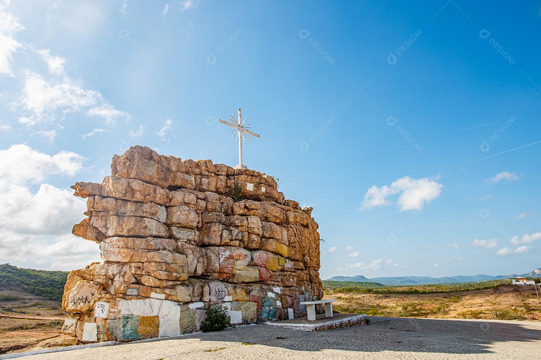 Currais Novos, Rio Grande do Norte, Brasil - 12 de março de 2021: foto do cruzeiro de rocha geográfica