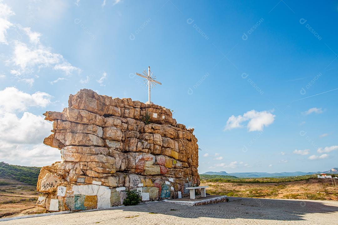Currais Novos, Rio Grande do Norte, Brasil - 12 de março de 2021: foto do cruzeiro de rocha geográfica