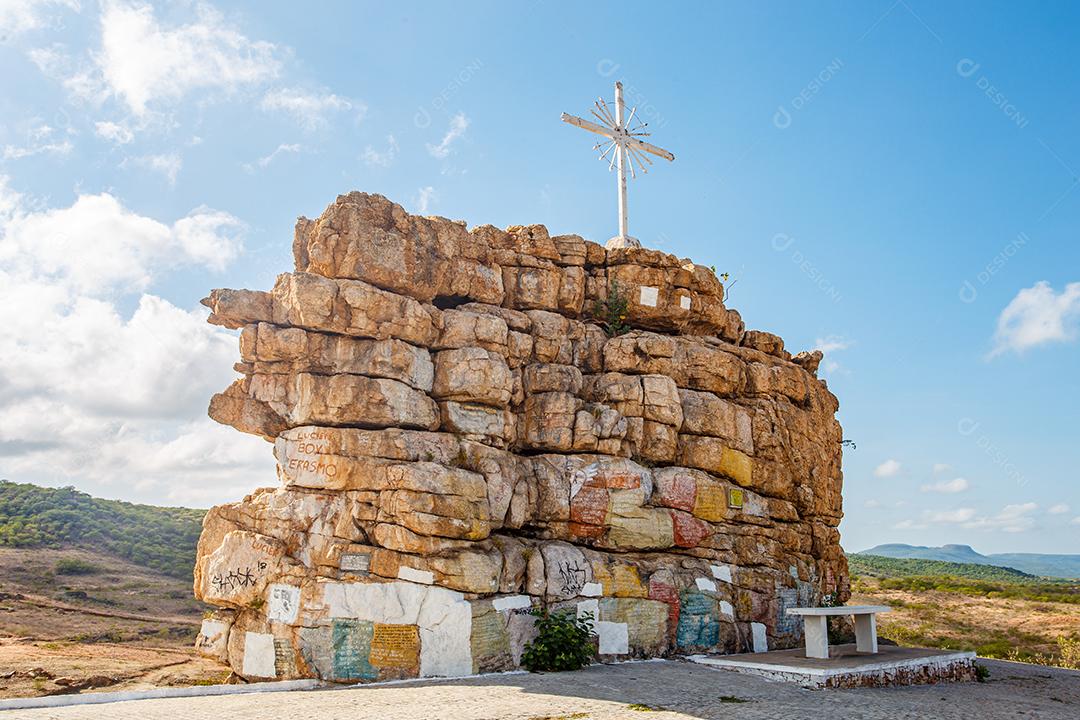 Currais Novos, Rio Grande do Norte, Brasil - 12 de março de 2021: foto do cruzeiro de rocha geográfica